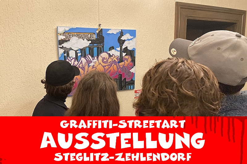 Junge Menschen betrachten ein Streetart-Bild in einer Ausstellung.