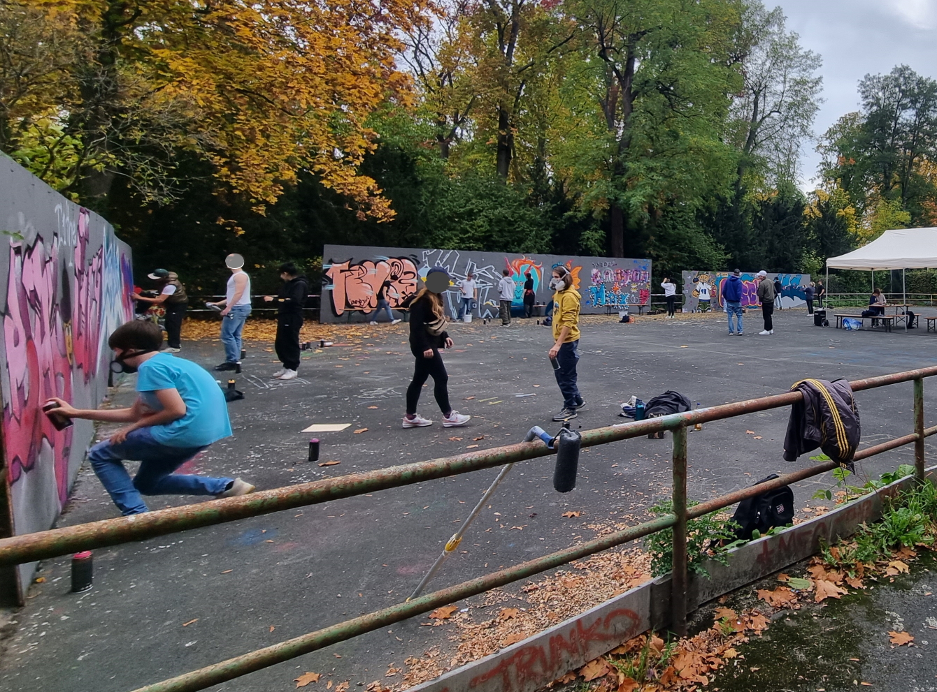 Jugendliche besprühen Graffiti-Wände in Park