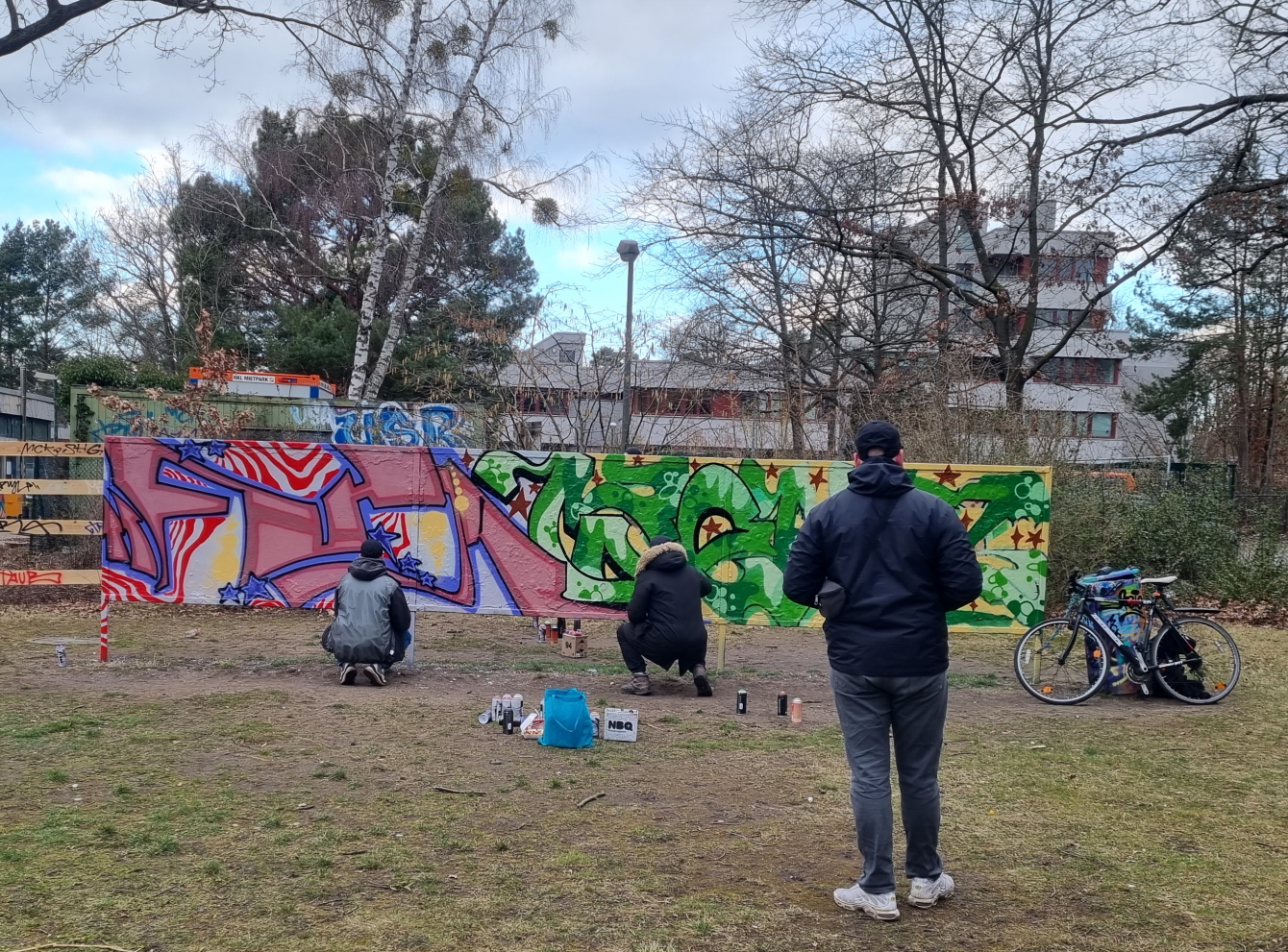 Jugendliche beim Sprayen an einer Graffiti-Wandd