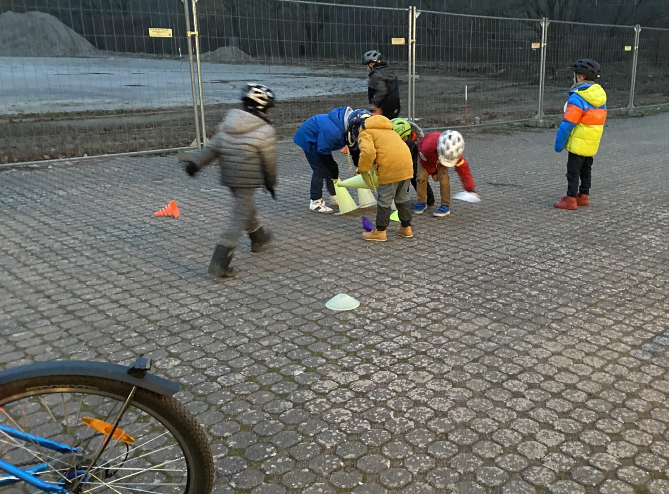 Kinder bauen Hindernisse für einen Fahrrad-Parcours auf